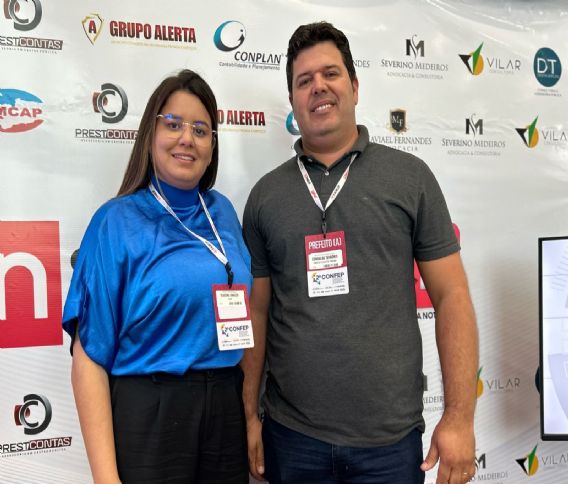 Prefeito Genivaldo Temborio destaca importância do 2º CONFEP e visita stand do Conectado com a Notícia 