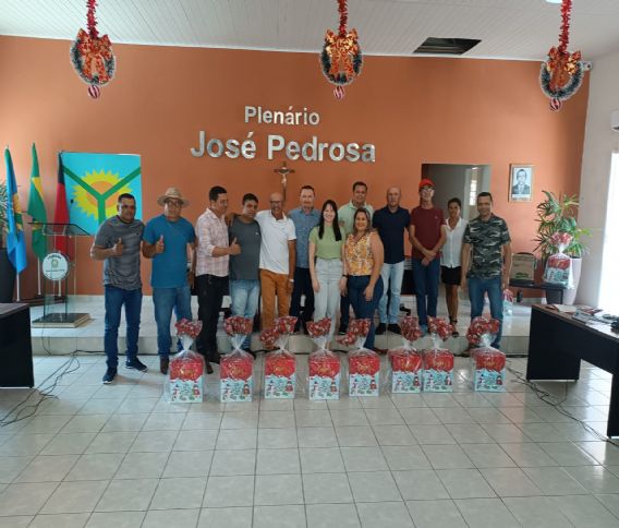 Presidente da Câmara de Vereadores de Barra de São Miguel presenteia funcionários e parlamentares